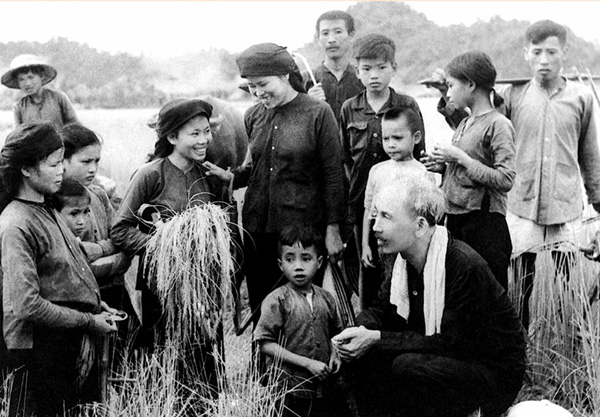 Description: Chủ tịch Hồ Chí Minh thăm đồng bào Hùng Sơn, xã Phục Linh, huyện Đại Từ, tỉnh Thái Nguyên năm 1954. Ảnh: Tư liệu