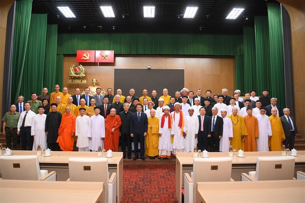 Description: Bộ trưởng Lương Tam Quang với các đại biểu, chức sắc các tổ chức tôn giáo.