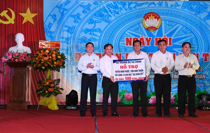 Description: Bộ trưởng Hồ Đức Phớc tặng 10 căn nh&agrave; Đại đo&agrave;n kết cho huyện Ninh Phước.